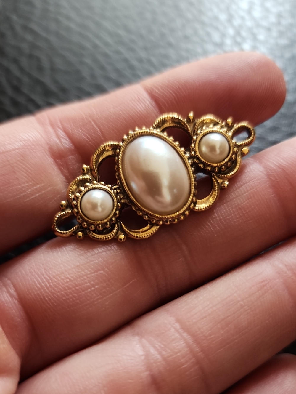 1928 Elegant Gold Tone Pearl Brooch - Classic Gold and Cream Accent